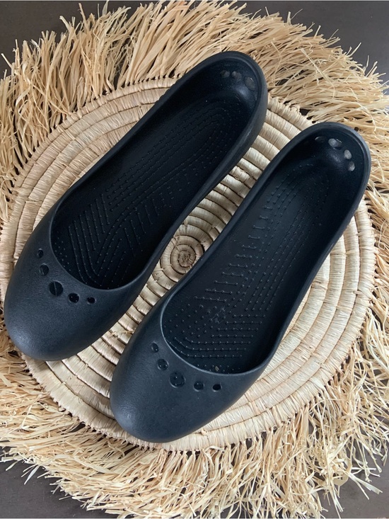CROCS Shoes - CROCS Women’s Matte Black Round Toe Slip On Ballet Flats Size 9